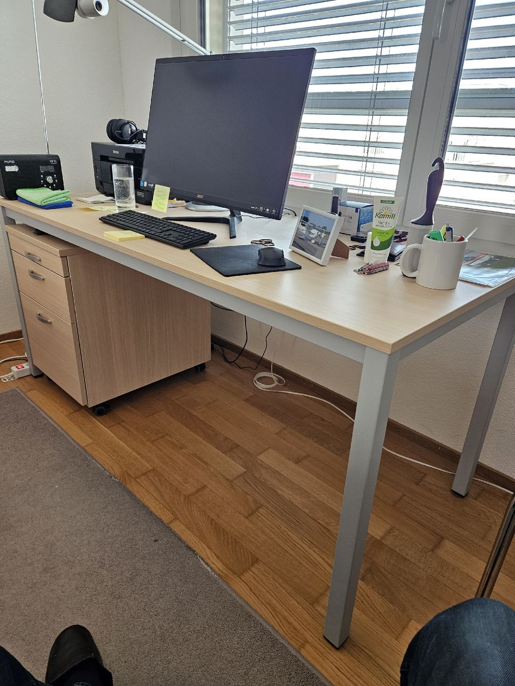 Bureaux: Schreibtisch mit Rollkorpus – D'occasion à Obfelden par HBCQW