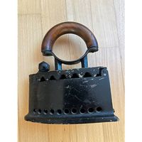 Bügeleisen, alt, zum Betrieb mit Kohle, mit Holzgriff