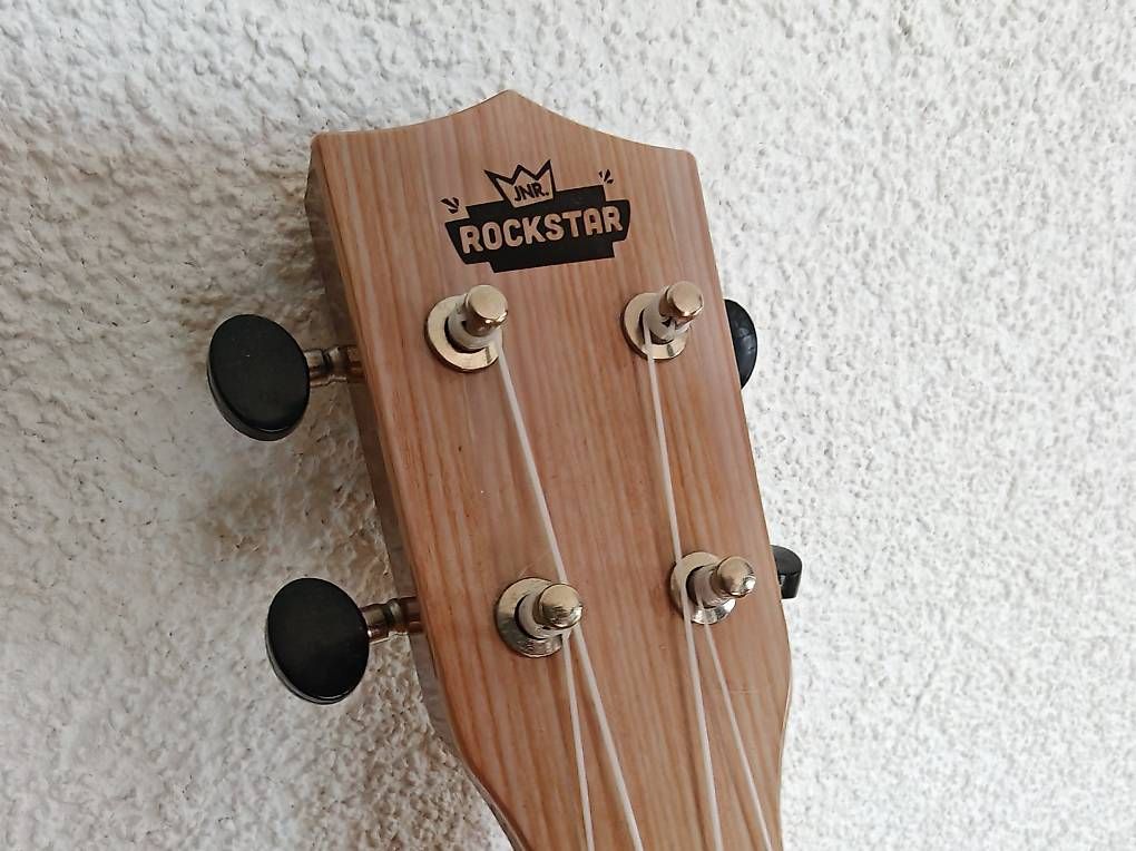Giocattoli: Ukulele Rockstar Junior – Usato da Holderbank AG venduto da Mr_flamme 1