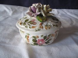 Schale mit Blüte