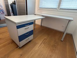 Pult mit Korpus