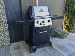 Broil King Monarch Grill mit seitlicher Kochplatte.