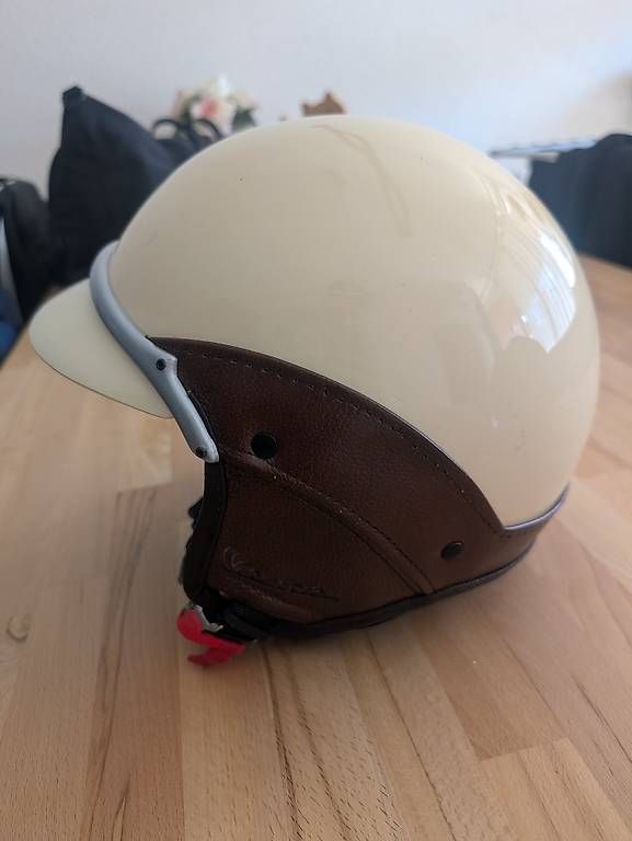 Voiturettes électriques: Zwei stilvolle Rollerhelme – D'occasion à Wallisellen par thehirsch