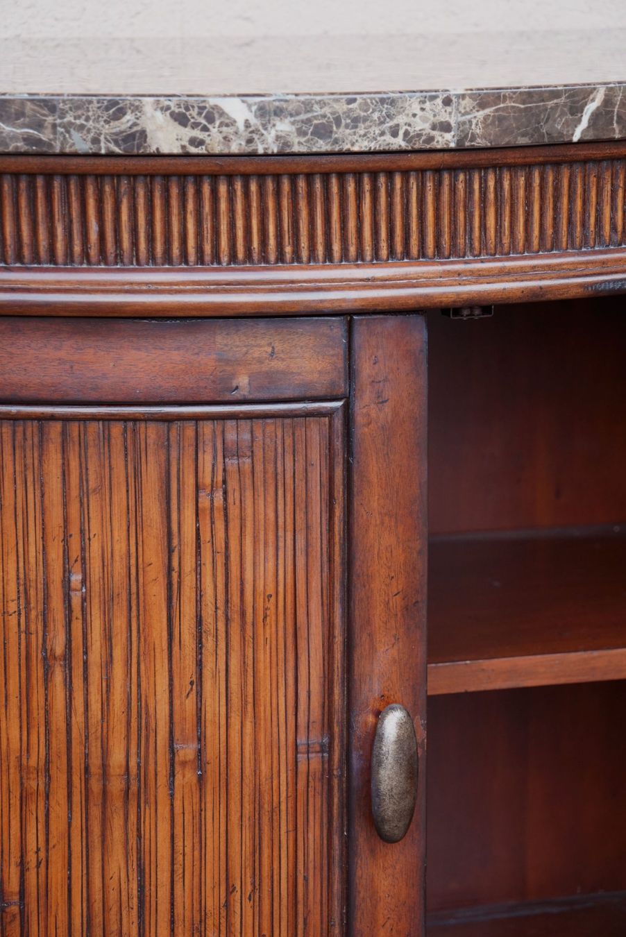 Kommoden: edle halbrunde Kommode mit Steinplatte und Geheimfach – Gebraucht aus Meggen von Trouvaillen 6