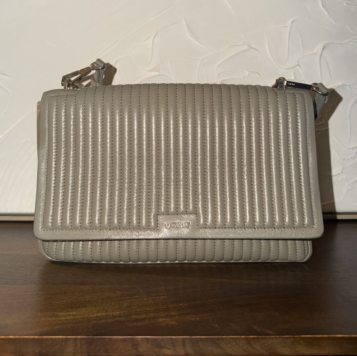 DKNY Taschen für Damen: DKNY Handtasche aus Leder – Gebraucht aus Wallisellen von val_mtp5