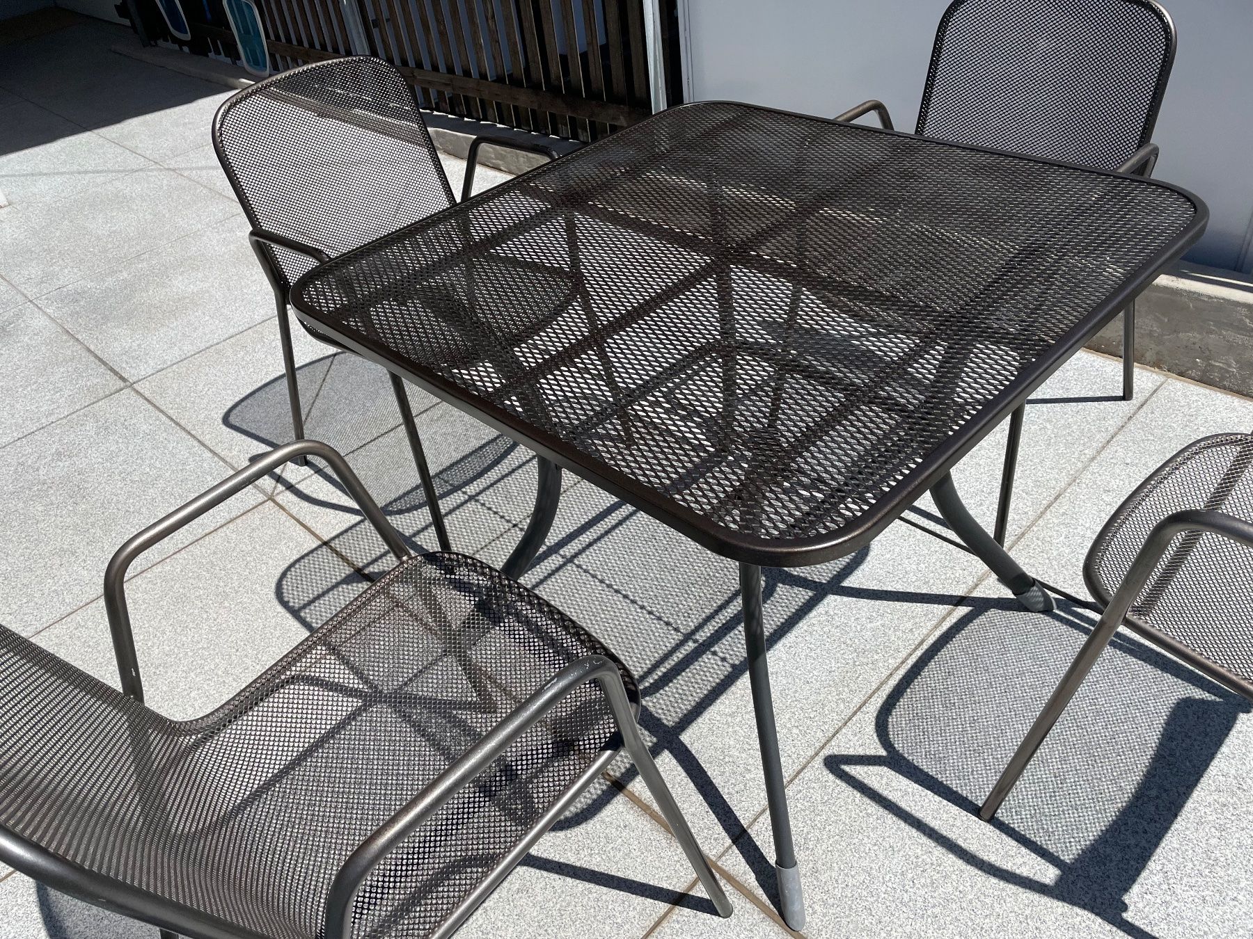 Set di tavolo e panche: Balkon, Gartentisch, 4 Stühle, alles Streckmetall – Usato da Eiken venduto da garanoiri