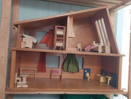 Grosses, stabiles Holzpuppenhaus mit Möbeln 