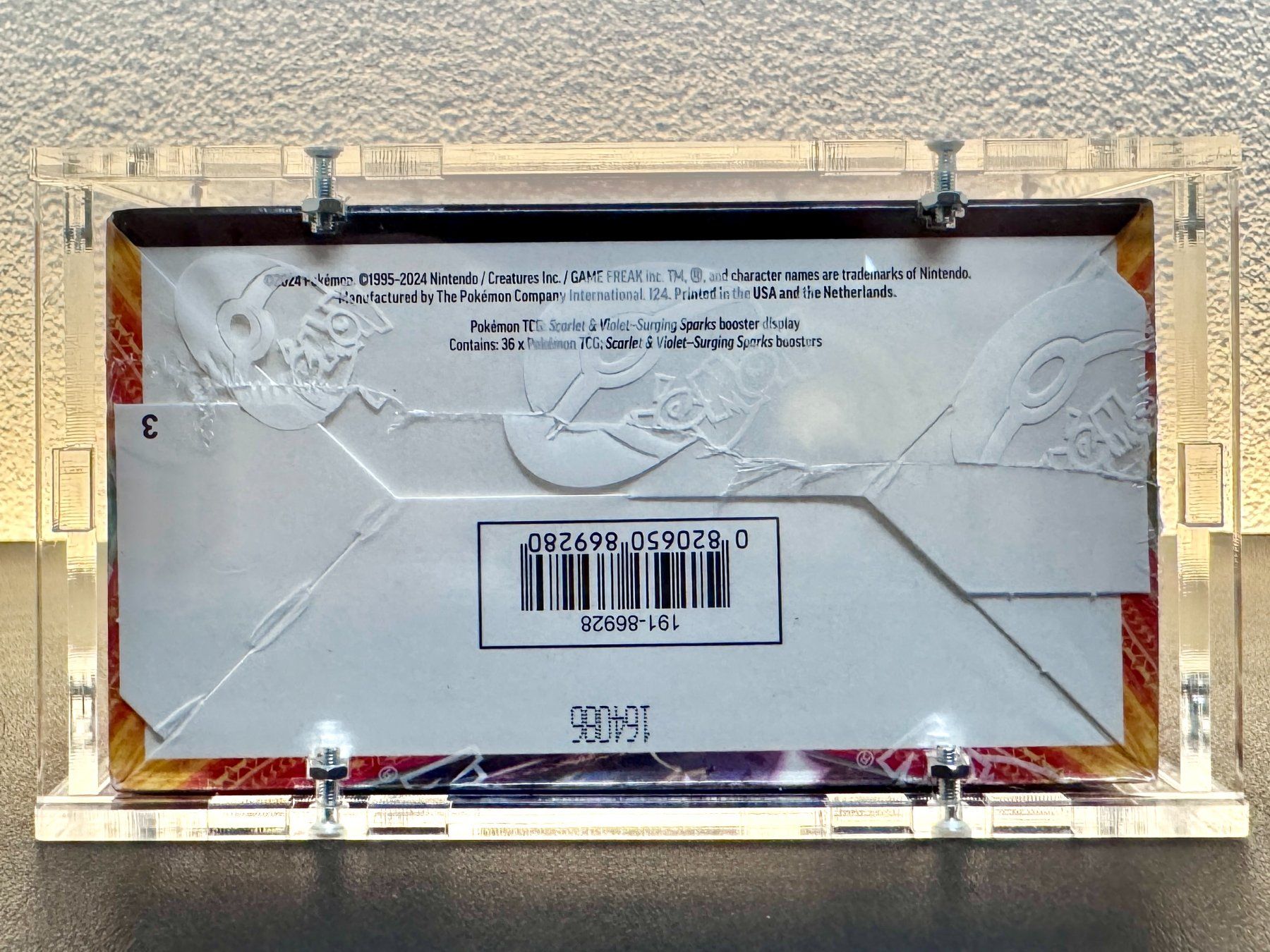 Pokémon Carte collezionabili: Pokémon Surging Sparks Display EN OVP + Acrylbox – Nuovo e nell'imballaggio originale da Schlatt TG venduto da catch_up 7