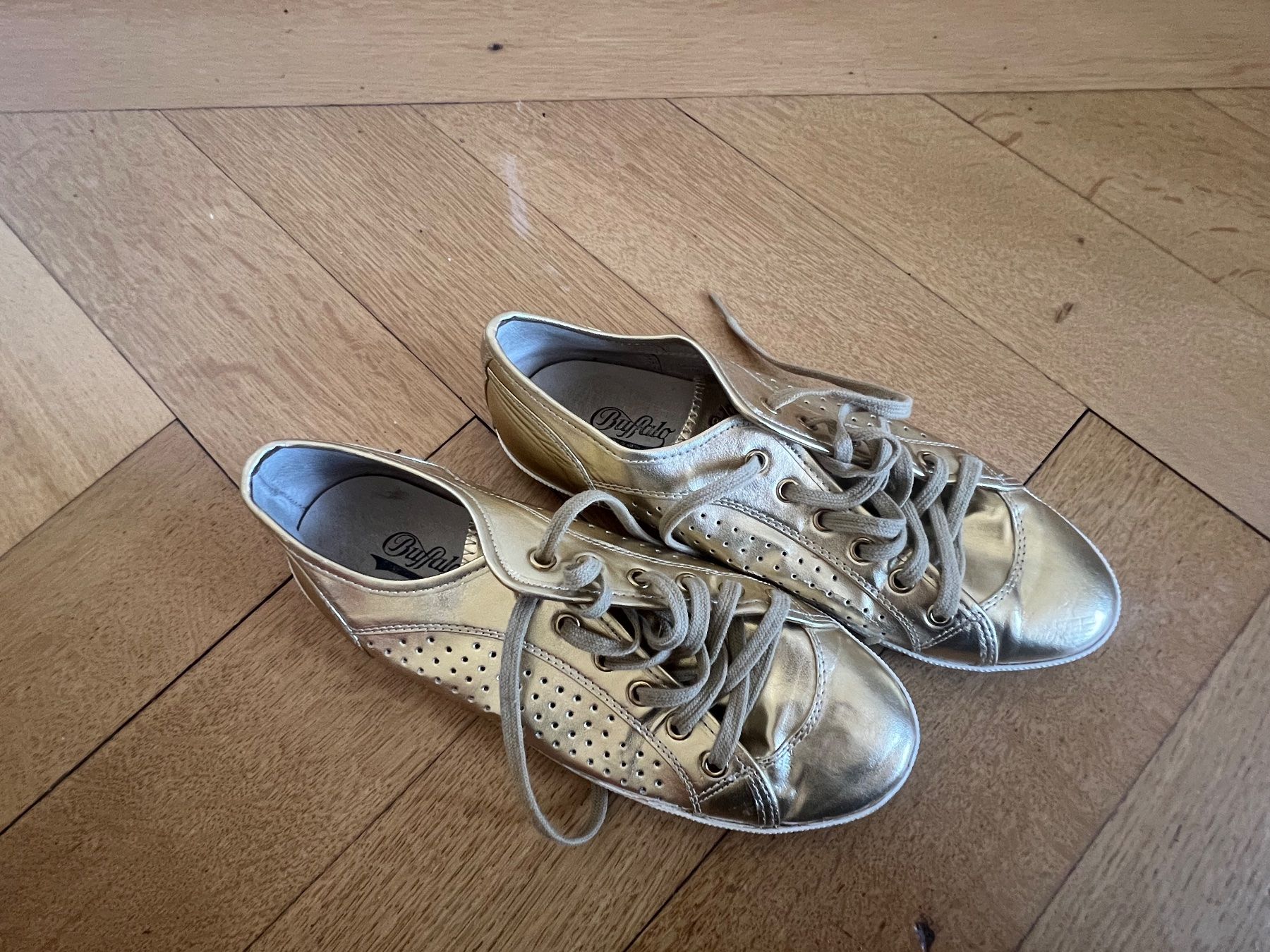 Buffalo Scarpe da donna: Buffalo Freizeitschuhe golden – Usato da Bern venduto da hmarion