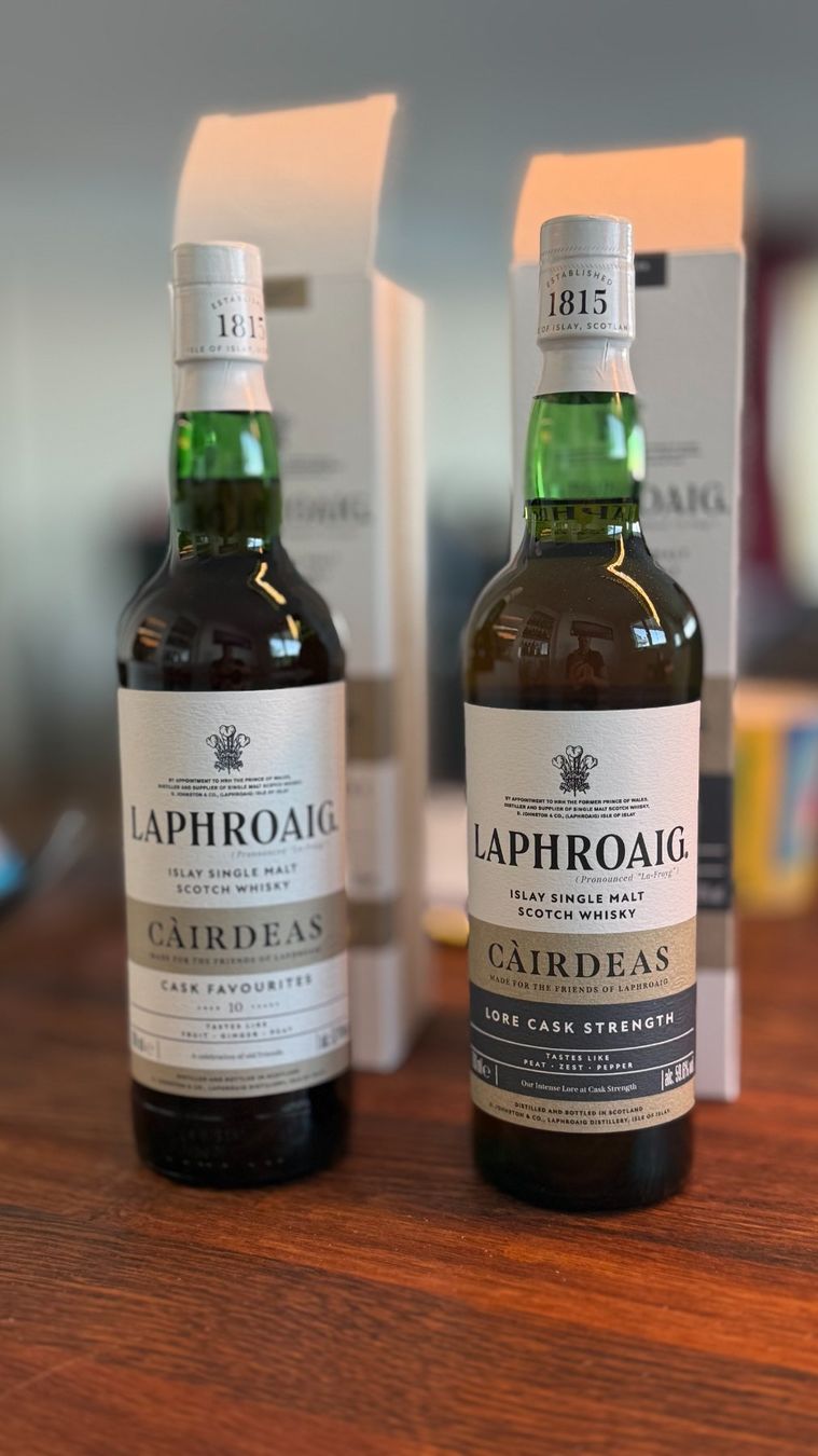 Laphroaig Bevande alcoliche: Laphroaig Cairdeas 2024 + 2025 – Nuovo e nell'imballaggio originale da Pfäffikon SZ venduto da Pa0073