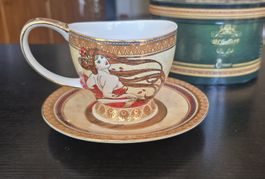 Porzellan-Tasse mit A.Mucha Motiv.