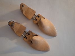 Schuhspanner aus Holz mit Metallfeder gebrauchter Zustand