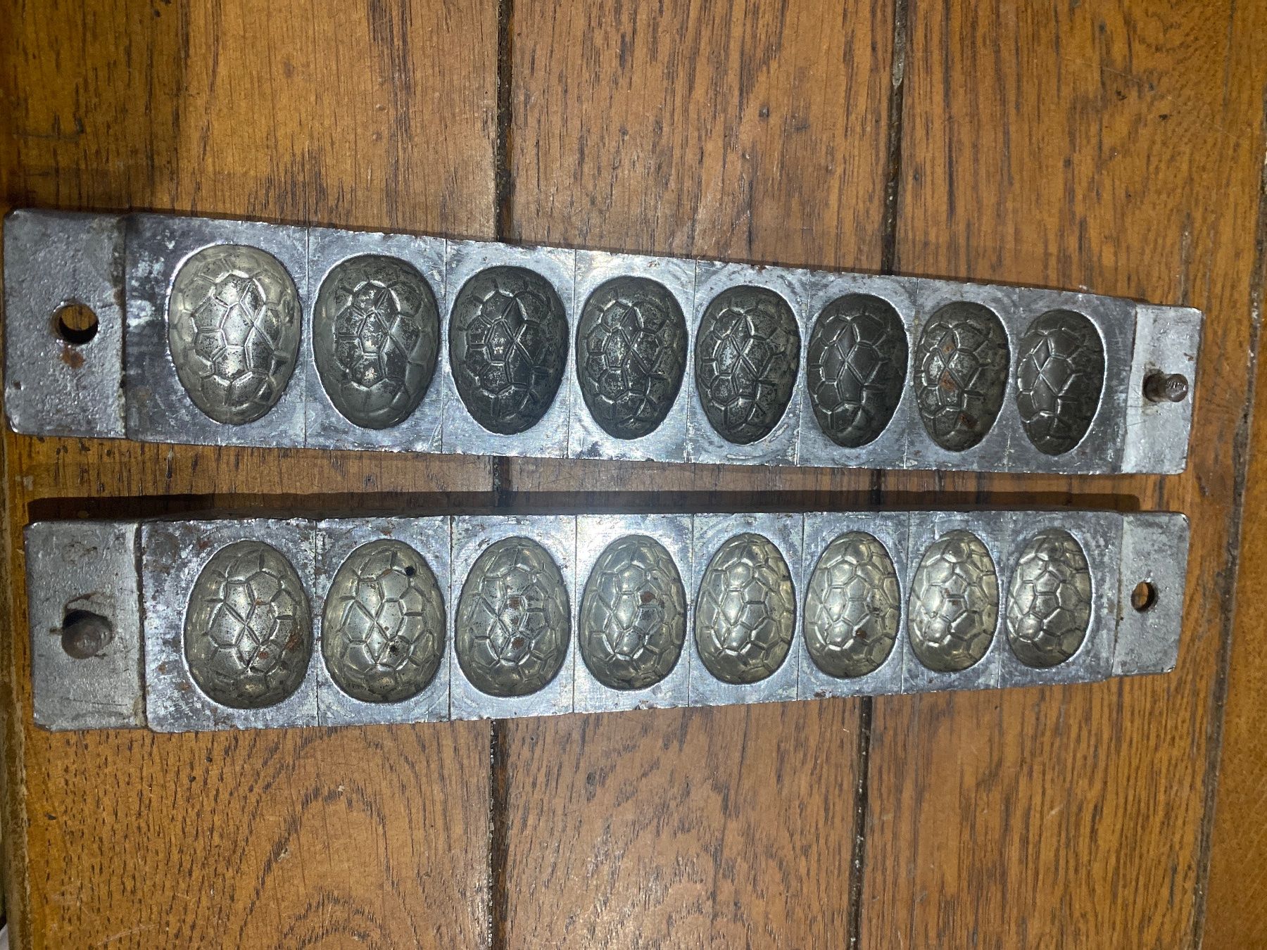 Teglie da forno: Moule chocolat 8x œuf 3cm – Usato da Lajoux JU venduto da Briard0