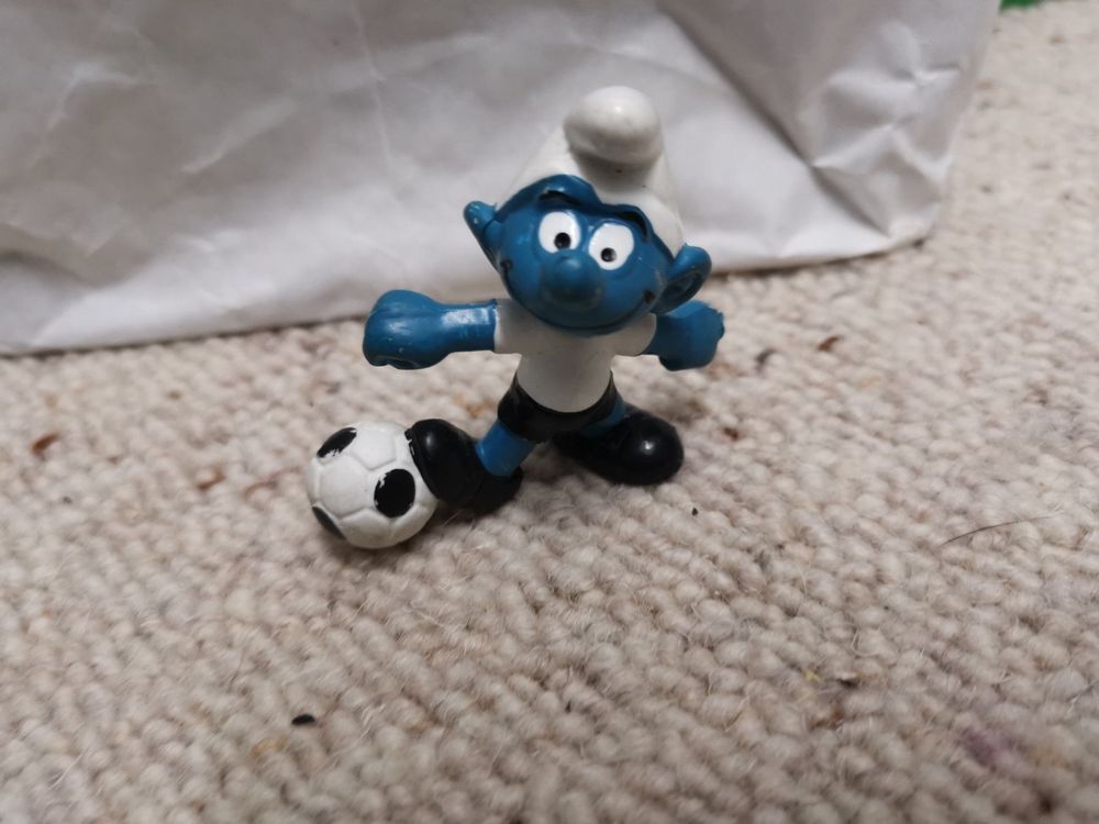SCHLEICH 20809 – Schlumpf Schiedsrichter Fußball-Figur | Detailgetreu Handbemalt, Für Sammler & Kinder