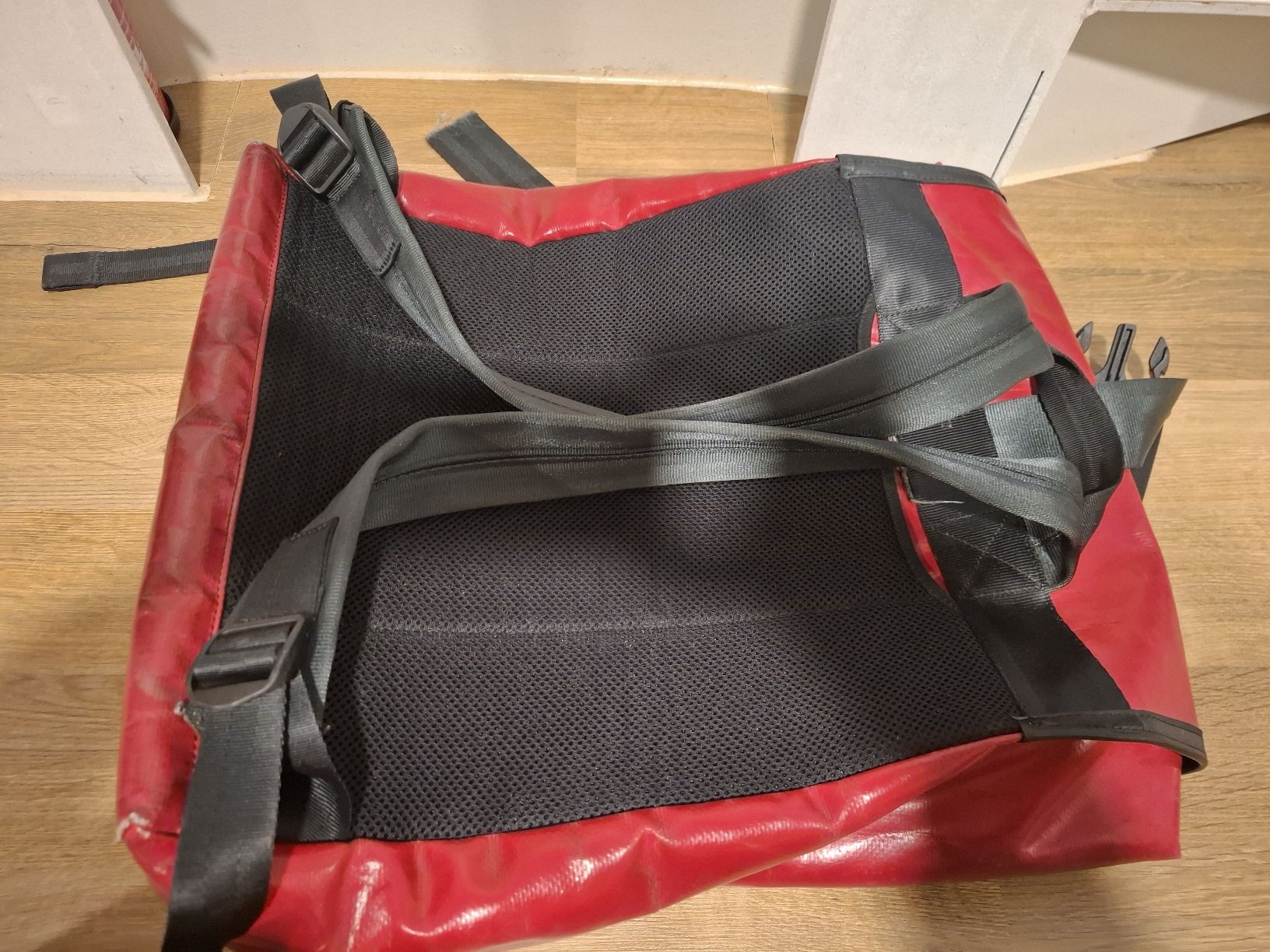 Freitag Zaini: Roter FREITAG Rucksack, robust und wasserabweisend! Top – Usato da Lausen venduto da Devin- 3