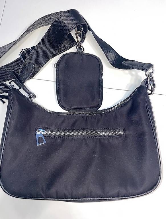 Prada Taschen: PRADA NYLON SCHULTERTASCHE MIT MINI-POUCH – Gebraucht aus Ebikon von lau_vnq7 4
