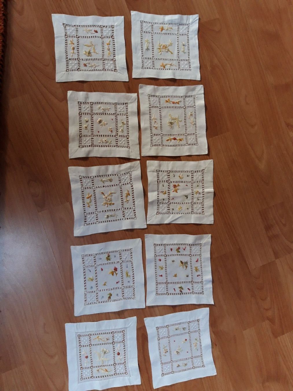 Set di tavolo e panche: 10 Glaseruntersatz, gestickte Handarbeit, antik – Usato da Näfels venduto da gil_sindamel