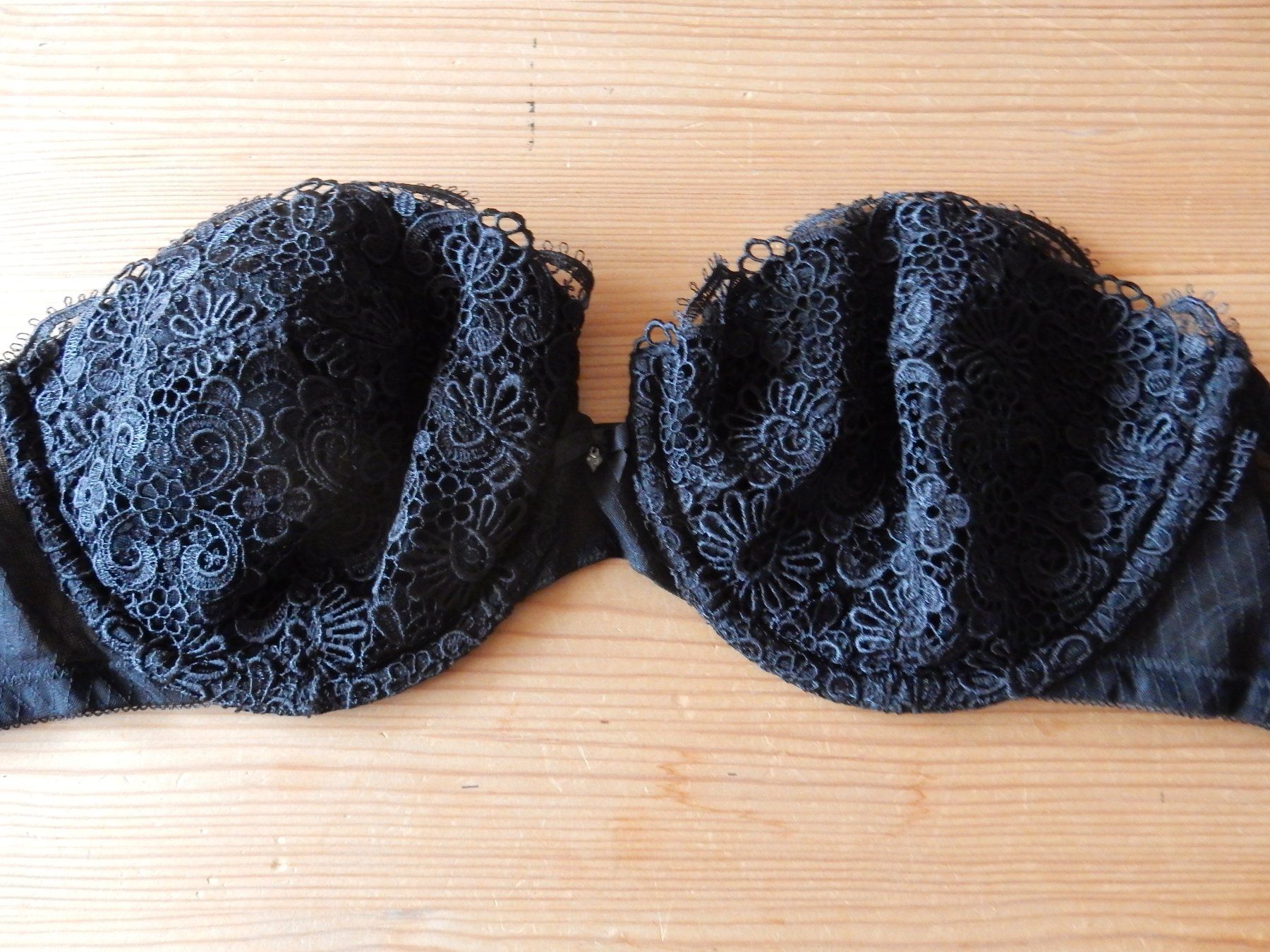 Altra biancheria intima: Schwarzer Push-Up BH mit Spitze, 80C, neuwertig Valisere – Usato da Jona venduto da simongarden 6
