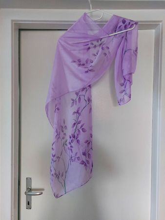 Lila Schal mit Blättermuster – Frühlingserwachen!