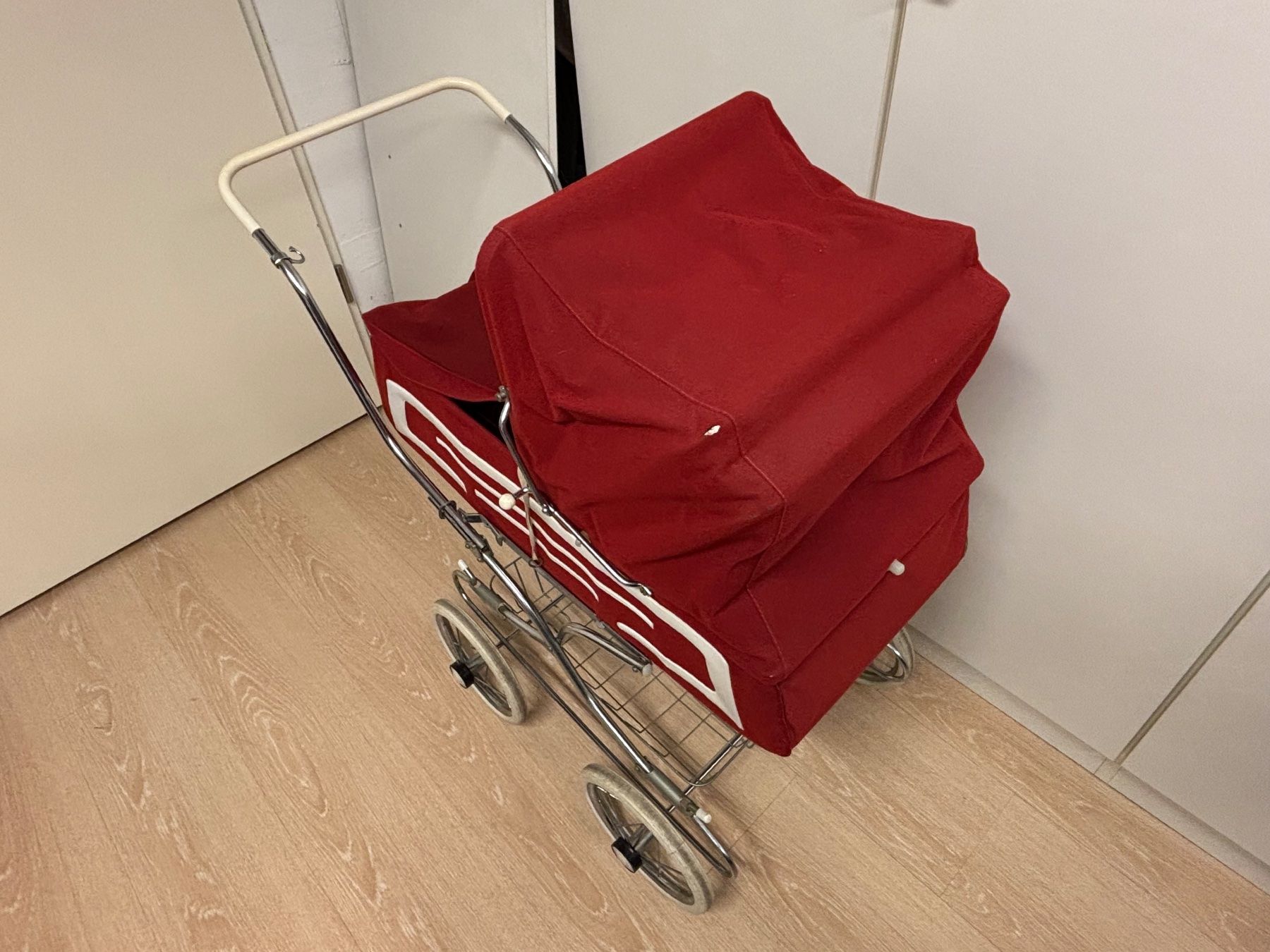 Puppenwagen Zekiwa Retro Rot/Weiss (Gebraucht) in Gossau ZH fr CHF 20   nur Abholung auf Ricardo kaufen