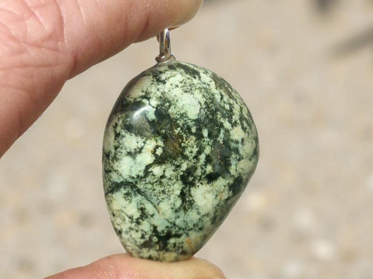Pendentifs: Flussstein Dunkelgruen-weiss-dunkelrot – Neuf avec emballage d'origine à Aarau par Schmuckhoehle_MD