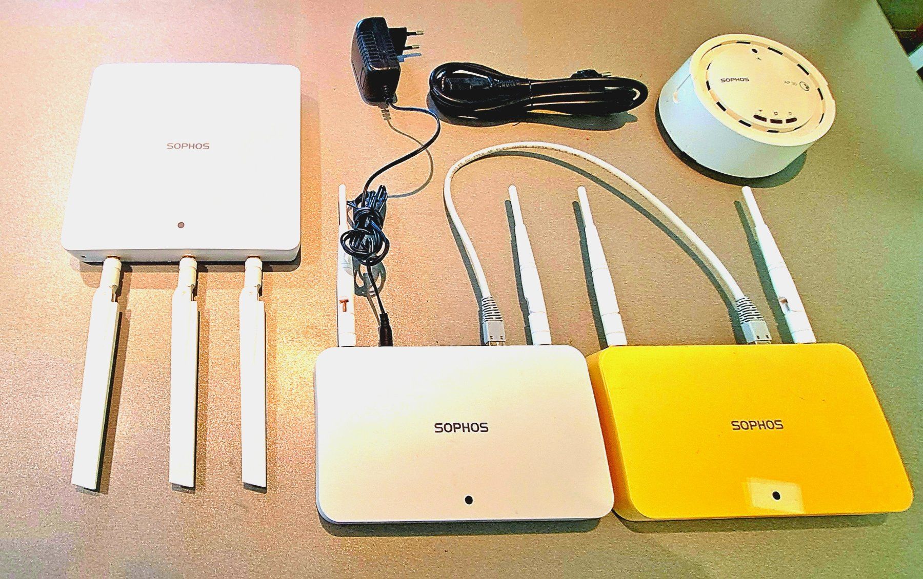 Modems & Router: Sophos - Konvolut von Access Points / mit Zubehör – Gebraucht aus Egnach von ASTROFRITZ