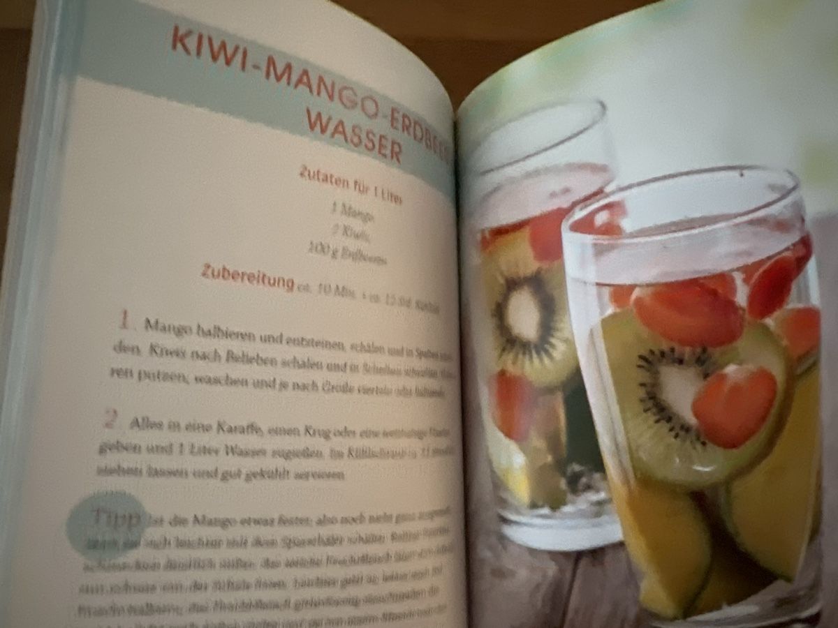 Trinkflaschen & Thermosflaschen: Wasserflaschen Set 2 Stk. mit Rezeptbuch – Gebraucht aus Uznach von Apuutze 3