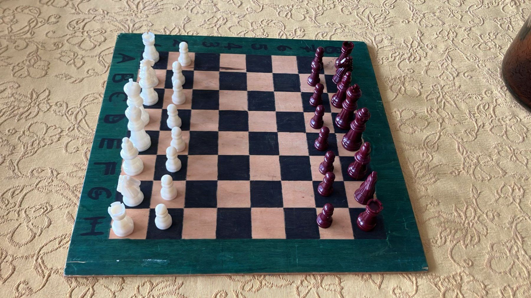 Giochi: Scacchiera artigianale con scacchi in plastica – Usato da Melano venduto da H-Sara 1