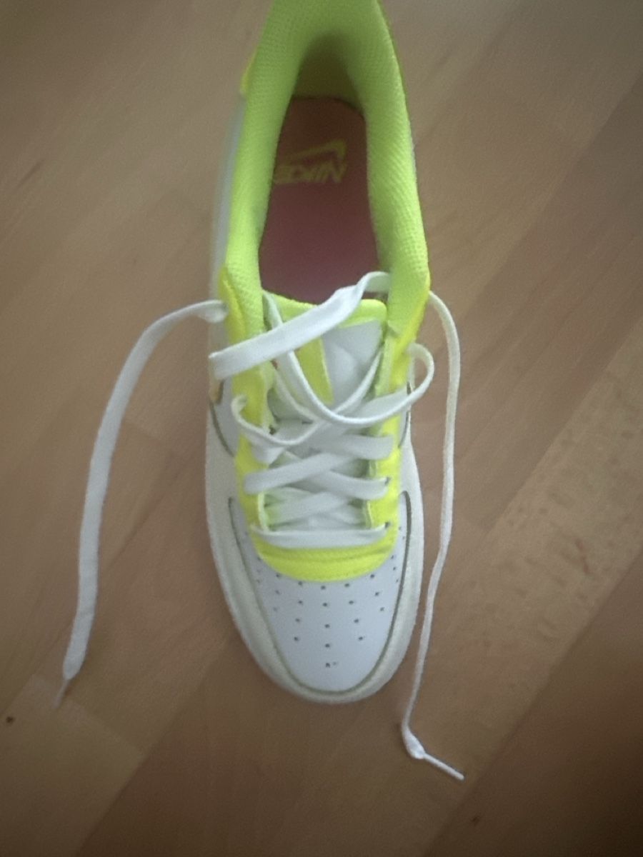 Nike Scarpe da uomo: Nike Air Force 1 LV8 – Nuovo (secondo la descrizione) da Richterswil venduto da 1808