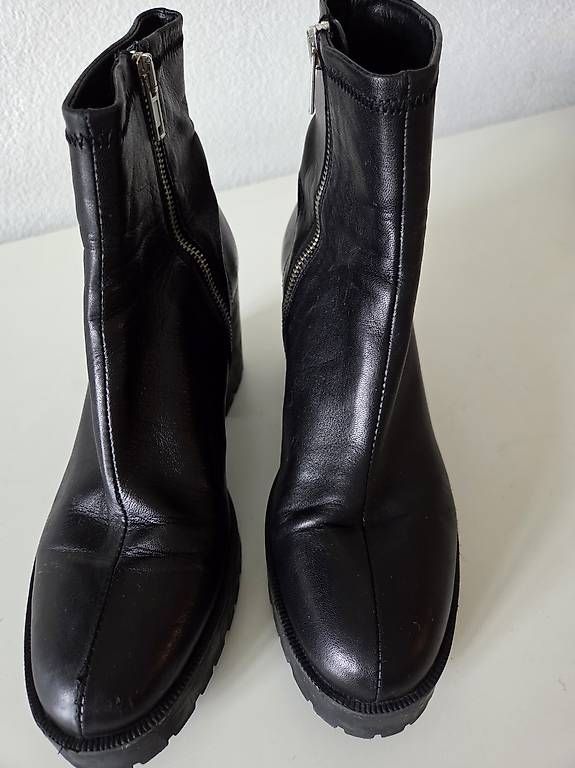 Damenschuhe: ZARA schwarze Lederstiefel  – Gebraucht aus Wallisellen von led_dk26