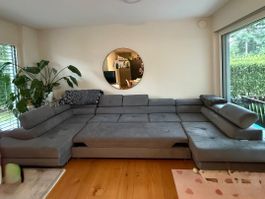Grosses Sofa mit Schlaf- und Klappfunktion
