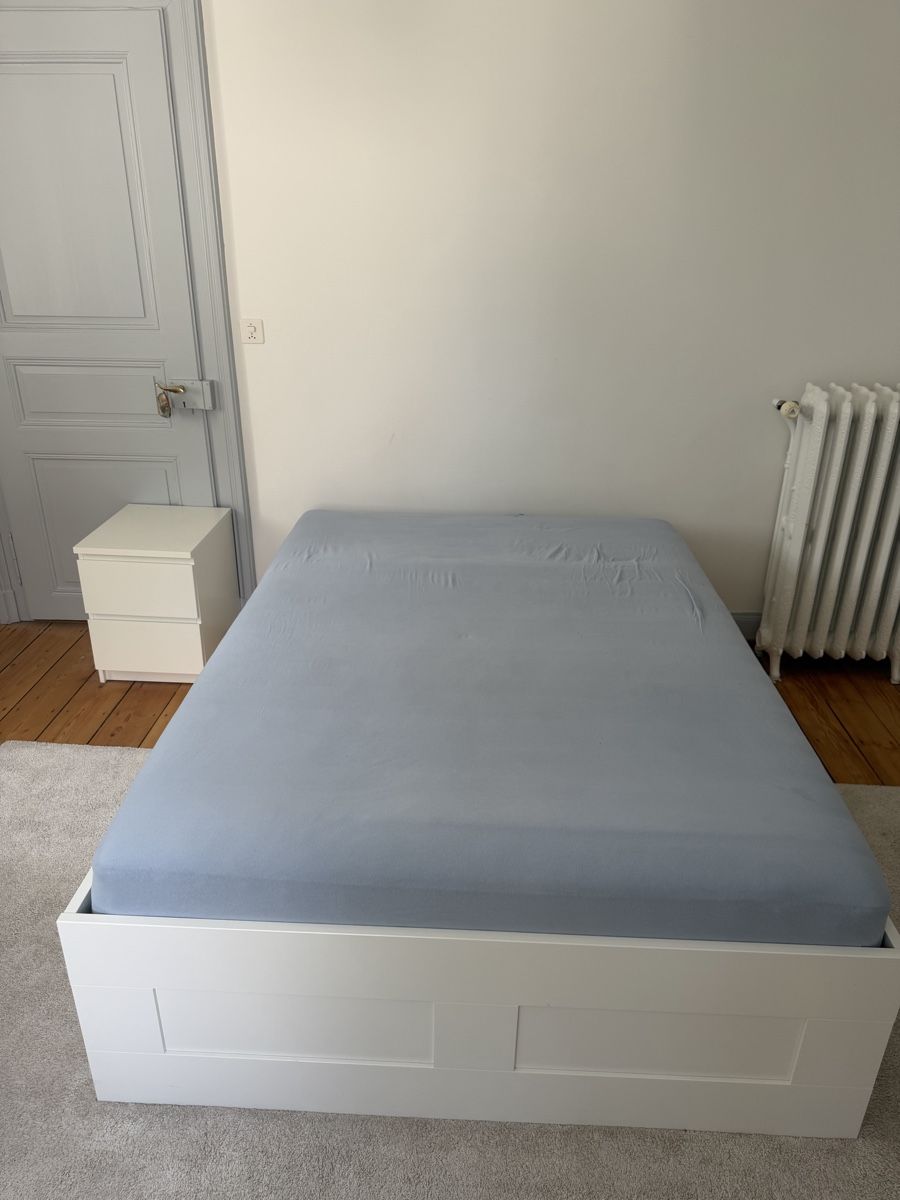 Lits: IKEA BRIMNES Bed + Lattenrost + Matratze + Bedside Table – D'occasion à Basel par vbk_zq6r 1