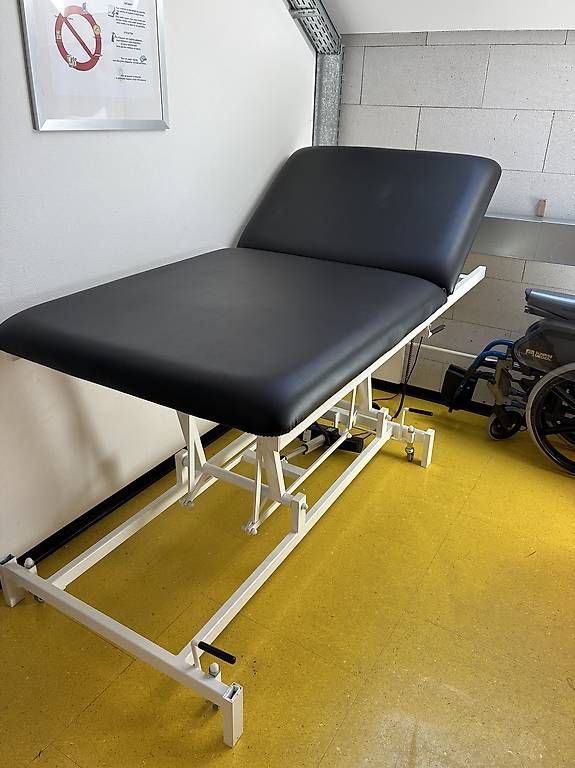 Kosmetik-& Massageliegen: Table de massage ou repos – Gebraucht aus Ollon VD von inf_jg9f