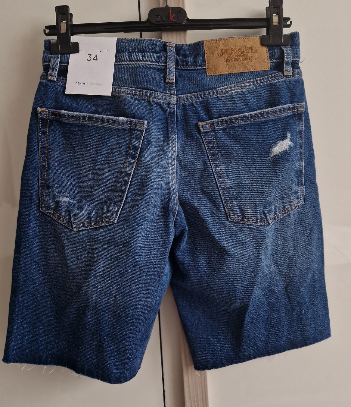 Bershka Pantaloni: Kurze Jeans Bershka. Neu – Nuovo e nell'imballaggio originale da Arbedo venduto da Gyn 4