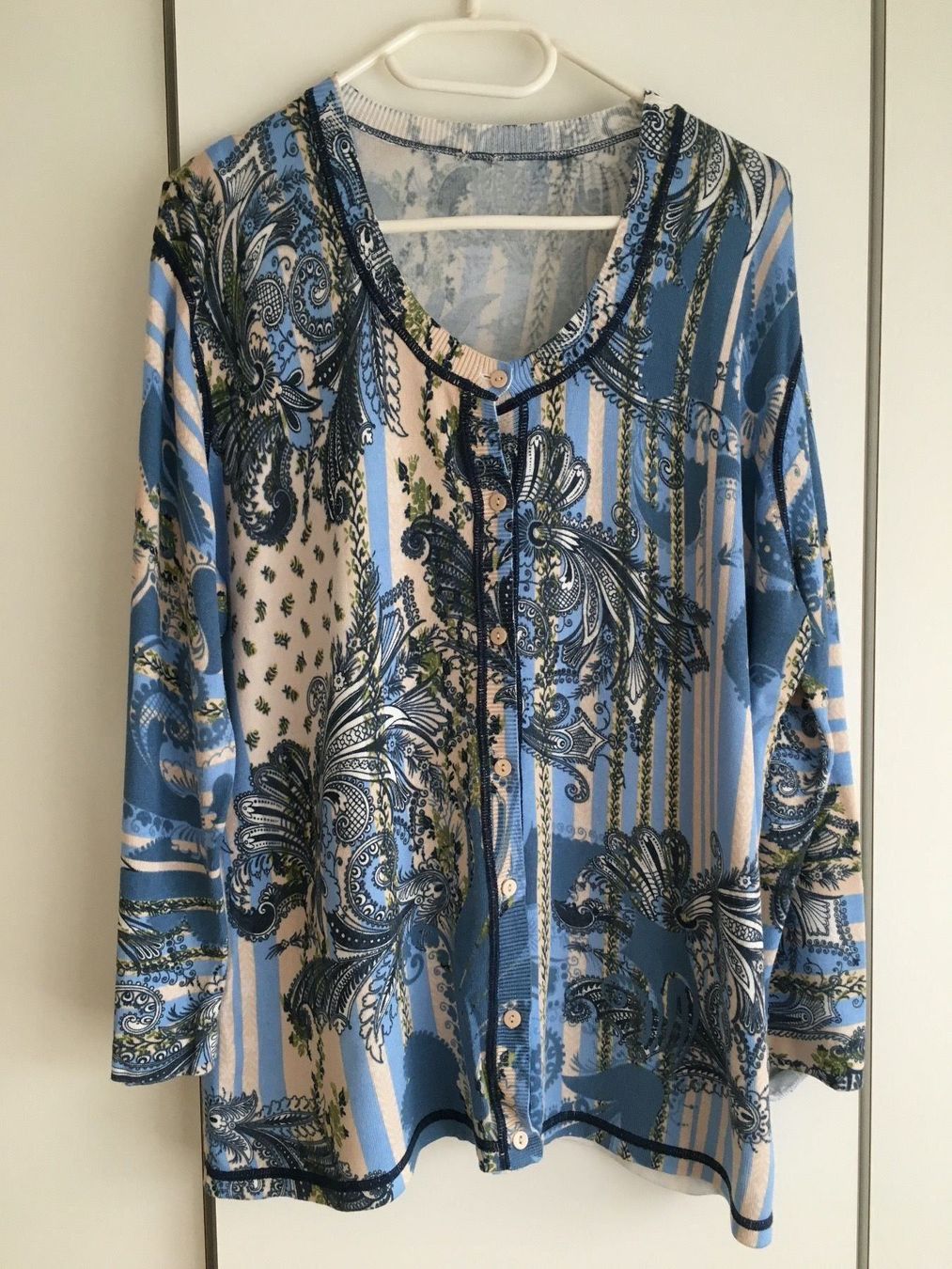 Vestes: Moderne Strickjacke mit Kurzarmpullover – D'occasion à Bern par Smile-2707 1