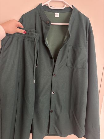 Dunkelgrünes Set, neuwertig, perfekt für den Frühling!