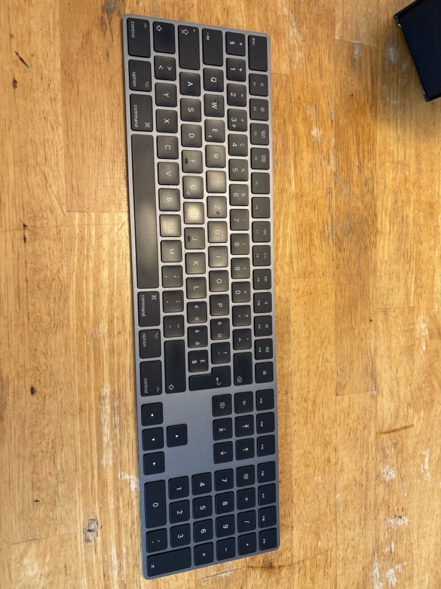 Apple Tastiere: Apple Magic Keyboard mit Ziffernblock Space Grey gebraucht – Usato da Zürich venduto da T-mo