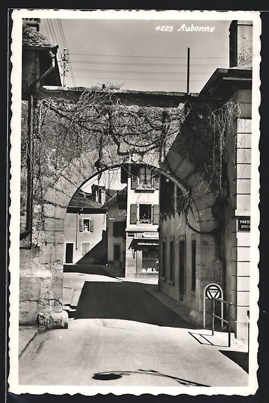 Cartoline postali: AK Aubonne, Strassenpartie mit Torbogen – Usato da Berlin venduto da bartko-reher