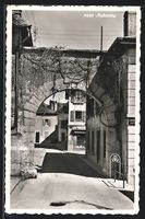 AK Aubonne, Strassenpartie mit Torbogen