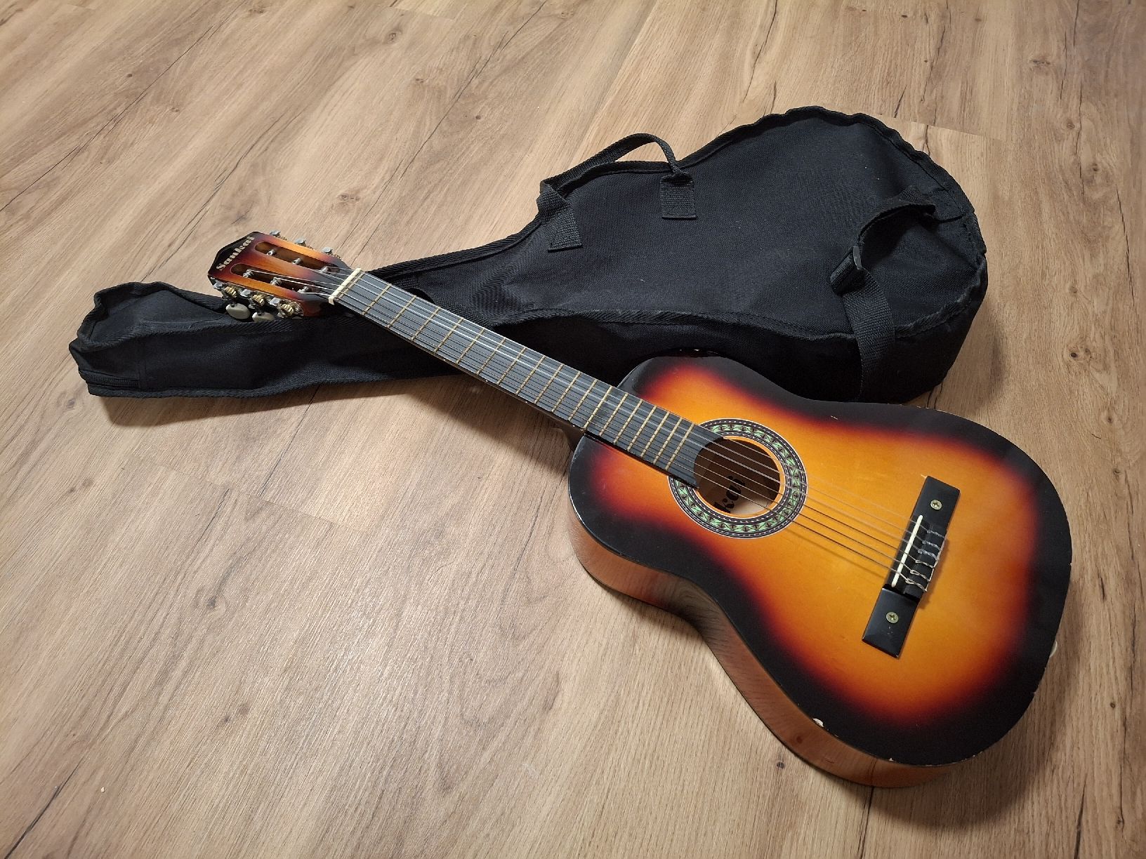Strumenti musicali: Sankai Akustikgitarre mit Tasche  – Usato da Bäriswil BE venduto da vonys 3
