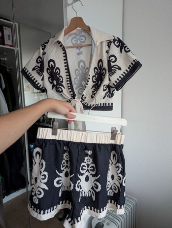 3 Teiler, Wickelbluse mit 2 verschiedenen Shorts, schw./w.