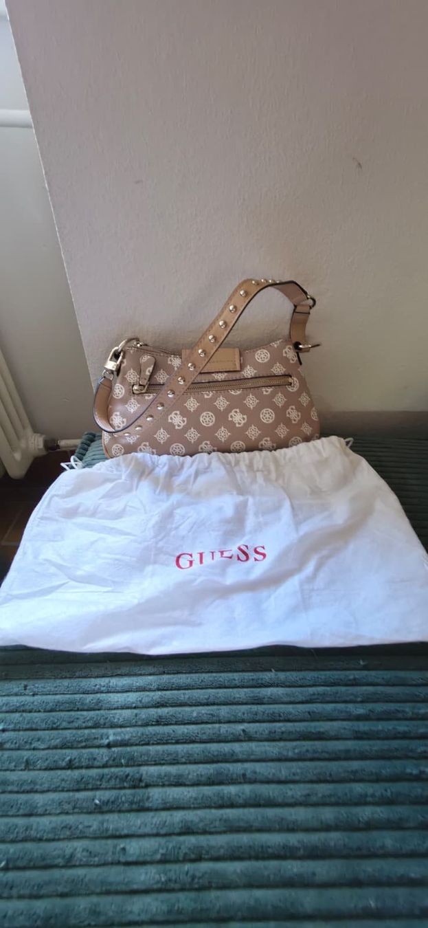 Guess Borse da donna: Sac à main Guess (PG812920) – Nuovo e nell'imballaggio originale da La Sarraz venduto da Torog666