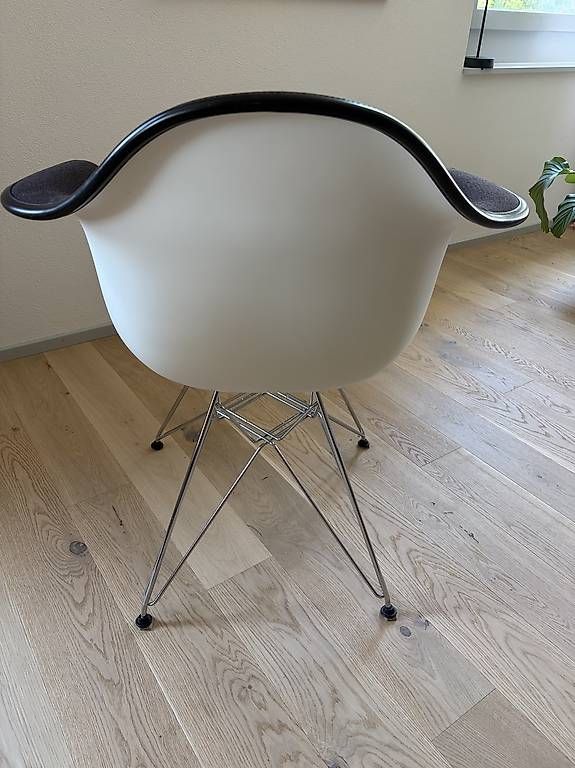 Chaises: Vitra Designer Eames Plastic Armchair DAR mit Polster – D'occasion à Winterthur par buc_7yxq 1