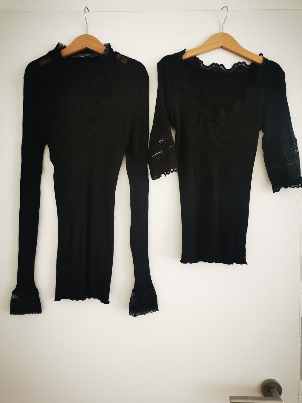 Pulls & Sweat-shirts: Rosamunde Pullover mit Spitze Schwarz Grösse 34 2 Stk – D'occasion à Niedergösgen par lil_s6k8