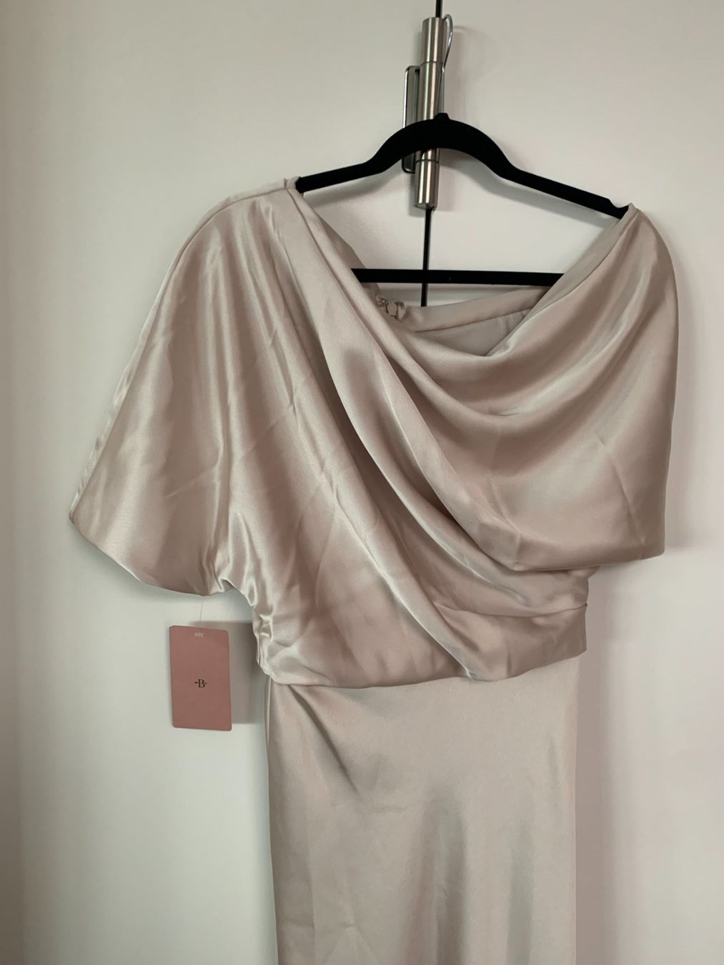 Vestiti: Amsale Asymmetrical Shoulder Midi Dress – Nuovo (secondo la descrizione) da Uitikon Waldegg venduto da gha_v6gz 1