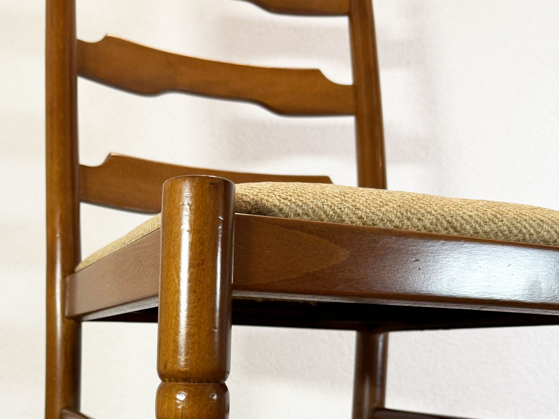Chaises: Dekorativer Holzstuhl – D'occasion à Windisch par Losdosquatros 1