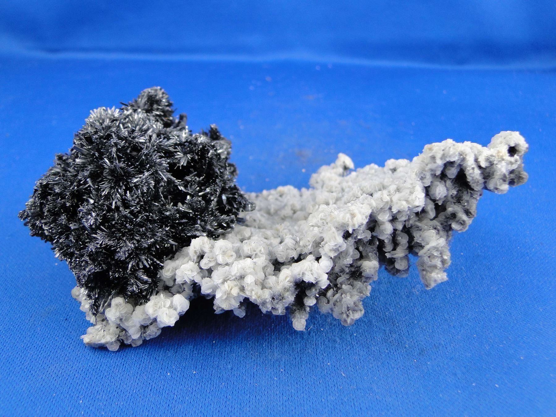 Minerali & Pietre curative: Stibnit auf Calcit – Usato da Schinznach Bad venduto da Demerald