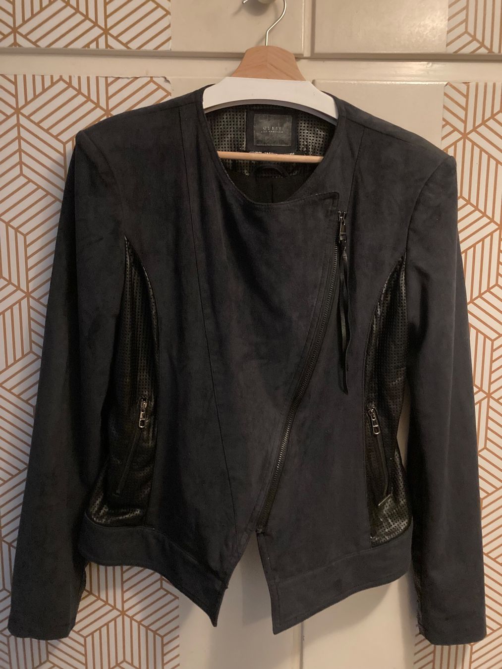 Guess Jacken: Guess Damenjacke, Grösse XL/46, – Gebraucht aus Zürich von Gustavo_Bianco 1