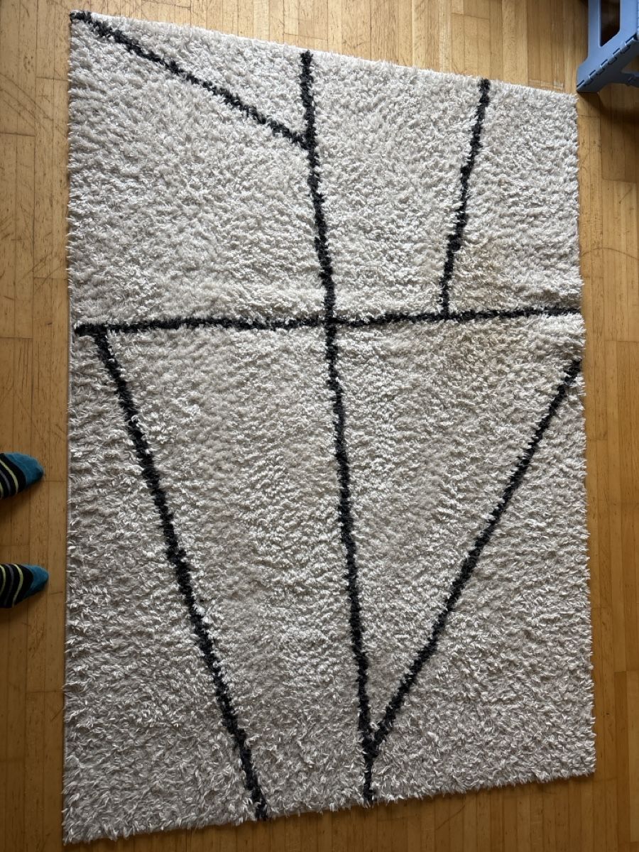 Teppiche: Teppich mit geometrischem Muster grau/schwarz – Gebraucht aus Haldenstein von Alexa.R