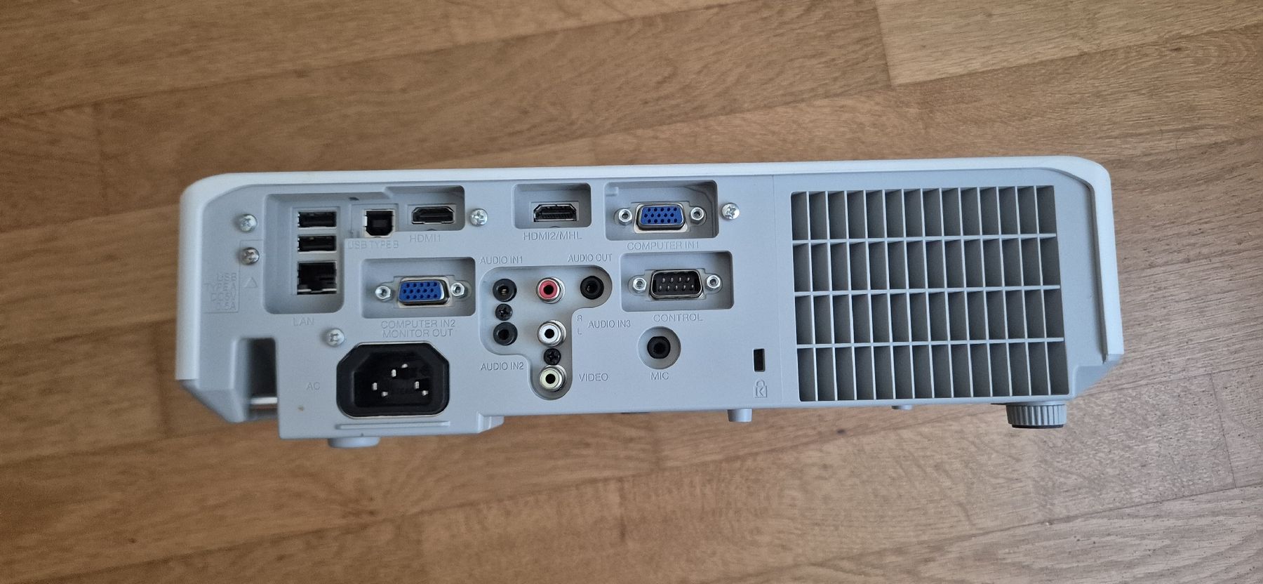 Hitachi Videoprojektoren: Hitachi CP-WX3042WN Beamer – Gebraucht aus Bütschwil von jo_3775 2